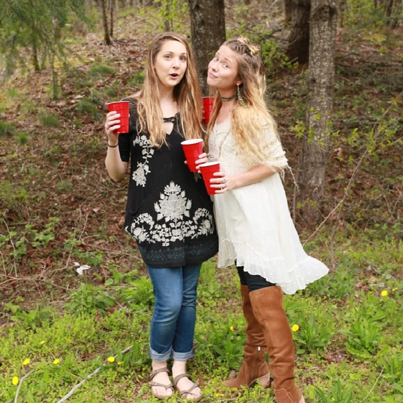 Meet Your Posher! 🌎🙏🏼❤️ - Picture 2 of 4